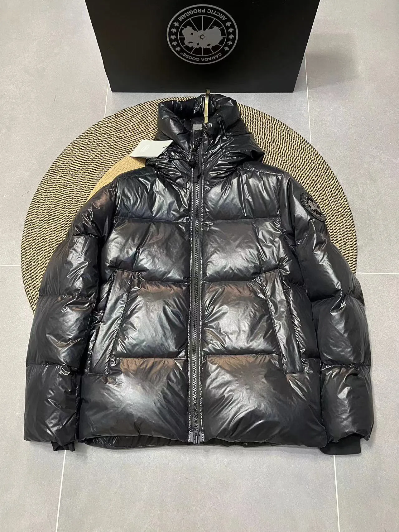 P780 Black Black Label Top Version 𝘾𝘼𝙉𝘼𝘿𝘼 𝙂𝙊𝙊𝙎𝙀/Canada Goose 2023 Limited New Crofton Puff Down Jacket Pure Guangzhou Inspection 95 White Duck Down Filling‼  Top version, ceiling level‼ Crofton soft bread, the latest style in 2023, has a cold protection effect of up to level 4. It is made of recycled Feather-Light tear-resistant fabric. It is ultra-light and has no weight on the upper body at all! The unique black label highlights your temperament‼  Canada Goose, a Canadian brand, has always been recognized as the warmest down jacket. Various Instagram celebrities, Internet celebrities, and celebrities often wear it for street photos. I do Canada Goose every year, but I still can’t get rid of my love for geese. No matter how cold the winter is, there is no need to be afraid, because there are geese! Filled with 80% white duck down, Canada Goose is the legendary warmest down jacket and is known as a must-have for Arctic outdoor sports! The most popular down jacket in the world, celebrities are rushing to buy it, it is a must-have! Same style for men and women Size: S-XXL